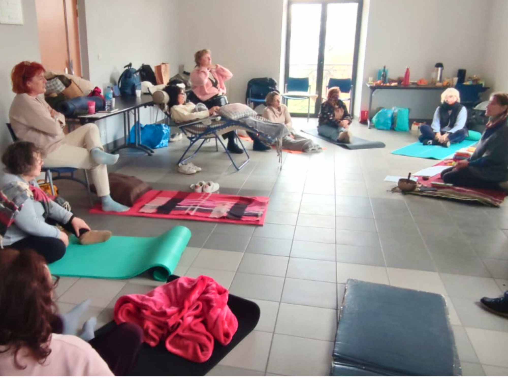 Participants installés pour un atelier collectif de relaxation